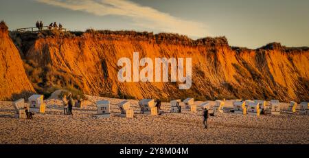 DAS Rote Kliff a Kampen auf Sylt im Abendlicht. Im Vordergrund Strandkörbe auf Sand. 05.10.24: DAS Rote Kliff in Kampen auf Sylt im Abendlicht. Im Vordergrund Strandkörbe auf Sand. Kampen / Sylt Strand Schleswig Holstein Deutschland *** la Red Cliff di Kampen su Sylt alla luce della sera nelle sedie in primo piano sulla sabbia 05 10 24 la Red Cliff di Kampen su Sylt alla luce della sera nelle sedie in primo piano sulla sabbia Kampen Sylt Beach Schleswig Holstein Germania 20241005 183550 Foto Stock