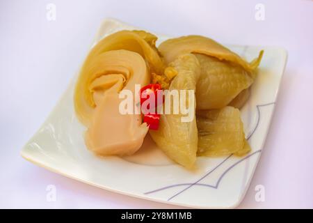 Cibo tradizionale cinese, cavolo cinese verde in salamoia e peperoncino tailandese. Foto Stock