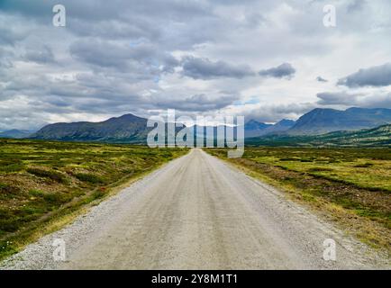 Strada di montagna ghiaia che conduce attraverso Grimsdalen con vista sulle montagne Foto Stock