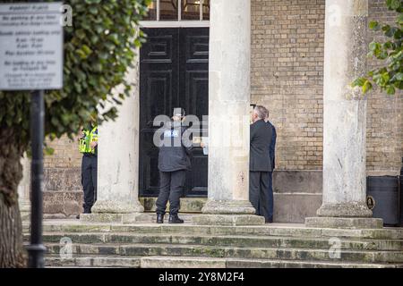 Salisbury, Wiltshire, Regno Unito, 6 ottobre 2004. La polizia in uniforme e i detective incontrano la POLSA fuori Salisbury Guildhall prima dell'inchiesta Dawn Sturgess. Dawn Sturgess è stato dichiarato morto al Salisbury District Hospital l'8 luglio 2018. Il post mortem indicava che la causa della sua morte era l'avvelenamento da Novichok. Le audizioni pubbliche avranno inizio presso la Guildhall di Salisbury da lunedì 14 a venerdì 18 ottobre 2024. Le audizioni riprenderanno presso l'International dispute Resolution Centre di Londra il 28 ottobre 2024.Credit John Rose/Alamy Live News Foto Stock