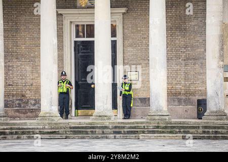 Salisbury, Wiltshire, Regno Unito, 6 ottobre 2004. Polizia in uniforme in servizio fuori dalle porte di Salisbury Guildhall, prima dell'inchiesta Dawn Sturgess. Dawn Sturgess è stato dichiarato morto al Salisbury District Hospital l'8 luglio 2018. Il post mortem indicava che la causa della sua morte era l'avvelenamento da Novichok. Le audizioni pubbliche avranno inizio presso la Guildhall di Salisbury da lunedì 14 a venerdì 18 ottobre 2024. Le audizioni riprenderanno presso l'International dispute Resolution Centre di Londra il 28 ottobre 2024.Credit John Rose/Alamy Live News Foto Stock