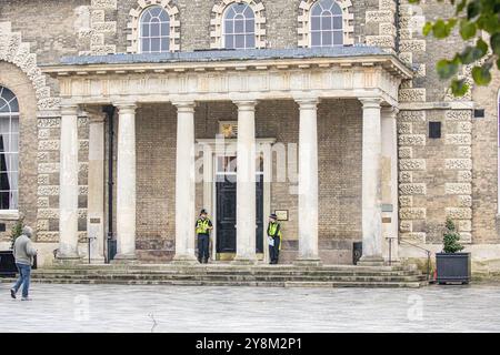 Salisbury, Wiltshire, Regno Unito, 6 ottobre 2004. Polizia in uniforme in servizio fuori dalle porte di Salisbury Guildhall, prima dell'inchiesta Dawn Sturgess. Dawn Sturgess è stato dichiarato morto al Salisbury District Hospital l'8 luglio 2018. Il post mortem indicava che la causa della sua morte era l'avvelenamento da Novichok. Le audizioni pubbliche avranno inizio presso la Guildhall di Salisbury da lunedì 14 a venerdì 18 ottobre 2024. Le audizioni riprenderanno presso l'International dispute Resolution Centre di Londra il 28 ottobre 2024.Credit John Rose/Alamy Live News Foto Stock