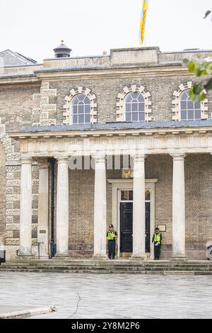 Salisbury, Wiltshire, Regno Unito, 6 ottobre 2004. Polizia in uniforme in servizio fuori dalle porte di Salisbury Guildhall, prima dell'inchiesta Dawn Sturgess. Dawn Sturgess è stato dichiarato morto al Salisbury District Hospital l'8 luglio 2018. Il post mortem indicava che la causa della sua morte era l'avvelenamento da Novichok. Le audizioni pubbliche avranno inizio presso la Guildhall di Salisbury da lunedì 14 a venerdì 18 ottobre 2024. Le audizioni riprenderanno presso l'International dispute Resolution Centre di Londra il 28 ottobre 2024.Credit John Rose/Alamy Live News Foto Stock