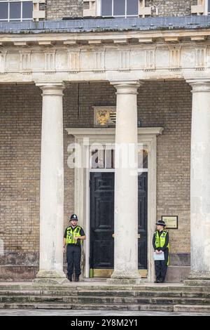 Salisbury, Wiltshire, Regno Unito, 6 ottobre 2004. Polizia in uniforme in servizio fuori dalle porte di Salisbury Guildhall, prima dell'inchiesta Dawn Sturgess. Dawn Sturgess è stato dichiarato morto al Salisbury District Hospital l'8 luglio 2018. Il post mortem indicava che la causa della sua morte era l'avvelenamento da Novichok. Le audizioni pubbliche avranno inizio presso la Guildhall di Salisbury da lunedì 14 a venerdì 18 ottobre 2024. Le audizioni riprenderanno presso l'International dispute Resolution Centre di Londra il 28 ottobre 2024.Credit John Rose/Alamy Live News Foto Stock