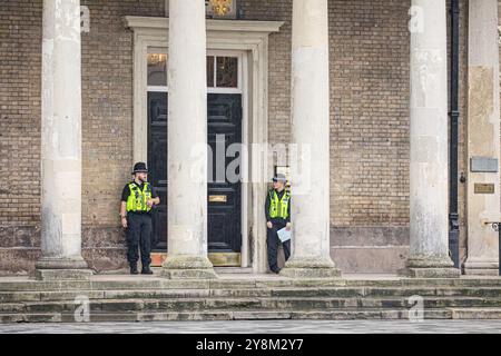 Salisbury, Wiltshire, Regno Unito, 6 ottobre 2004. Polizia in uniforme in servizio fuori dalle porte di Salisbury Guildhall, prima dell'inchiesta Dawn Sturgess. Dawn Sturgess è stato dichiarato morto al Salisbury District Hospital l'8 luglio 2018. Il post mortem indicava che la causa della sua morte era l'avvelenamento da Novichok. Le audizioni pubbliche avranno inizio presso la Guildhall di Salisbury da lunedì 14 a venerdì 18 ottobre 2024. Le audizioni riprenderanno presso l'International dispute Resolution Centre di Londra il 28 ottobre 2024.Credit John Rose/Alamy Live News Foto Stock