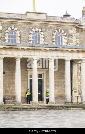 Salisbury, Wiltshire, Regno Unito, 6 ottobre 2004. Polizia in uniforme in servizio fuori dalle porte di Salisbury Guildhall, prima dell'inchiesta Dawn Sturgess. Dawn Sturgess è stato dichiarato morto al Salisbury District Hospital l'8 luglio 2018. Il post mortem indicava che la causa della sua morte era l'avvelenamento da Novichok. Le audizioni pubbliche avranno inizio presso la Guildhall di Salisbury da lunedì 14 a venerdì 18 ottobre 2024. Le audizioni riprenderanno presso l'International dispute Resolution Centre di Londra il 28 ottobre 2024.Credit John Rose/Alamy Live News Foto Stock