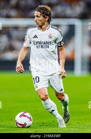 Madrid, Germania. 5 ottobre 2024. Fussball la Liga 9. Spieltag Real Madrid - FC Villarreal am 05.10.2024 im Estadio Santiago Bernabeu a Madrid Luka Modric ( Madrid ) foto: Revierfoto credito: ddp media GmbH/Alamy Live News Foto Stock