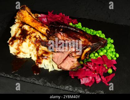 Farina di stinco di agnello con purè di patate e cavolo rosso sottaceto Foto Stock