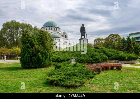 Monumento dedicato a Karadjordje, leader della rivolta serba (1804-1813) e alla chiesa di San Sava sullo sfondo, a Belgrado, in Serbia, il 3 ottobre 20 Foto Stock