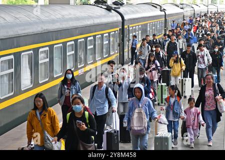 YANTAI, CINA - 6 OTTOBRE 2024 - i passeggeri scendono dal treno alla stazione di Yantai nella provincia di Shandong nella Cina orientale, 6 ottobre 2024. Foto Stock