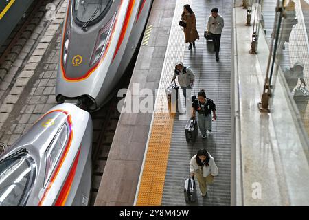 YANTAI, CINA - 6 OTTOBRE 2024 - i passeggeri viaggiano alla stazione ferroviaria di Yantai nella provincia di Shandong nella Cina orientale, 6 ottobre 2024. Foto Stock