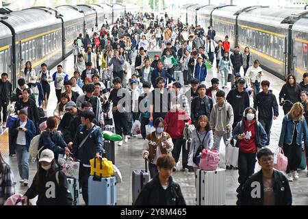 YANTAI, CINA - 6 OTTOBRE 2024 - i passeggeri scendono dal treno alla stazione di Yantai nella provincia di Shandong nella Cina orientale, 6 ottobre 2024. Foto Stock