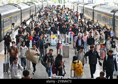 YANTAI, CINA - 6 OTTOBRE 2024 - i passeggeri scendono dal treno alla stazione di Yantai nella provincia di Shandong nella Cina orientale, 6 ottobre 2024. Foto Stock