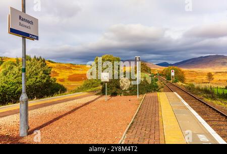 Stazione ferroviaria di Rannoch, Perthshire, Scozia, 16 ottobre 2023. La stazione ferroviaria di Rannoch è la stazione più remota delle Isole britanniche, situata a 29 chilometri circa Foto Stock