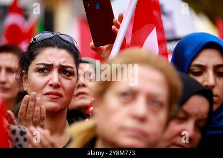 Gaziantep, Turkiye. 20 ottobre 2023. Migliaia di persone marciano dalla moschea di Ulu Cami alla piazza della democrazia a Gaziantep durante una manifestazione a sostegno di Gaza, nel mezzo del pesante bombardamento israeliano in corso della Striscia. I partecipanti hanno sventolato la bandiera palestinese, insieme a quella turca, e hanno portato striscioni a sostegno dei palestinesi e condannando quelli che chiamano "massacri israeliani” a Gaza. Durante la manifestazione alcuni manifestanti calpestarono la bandiera israeliana Foto Stock