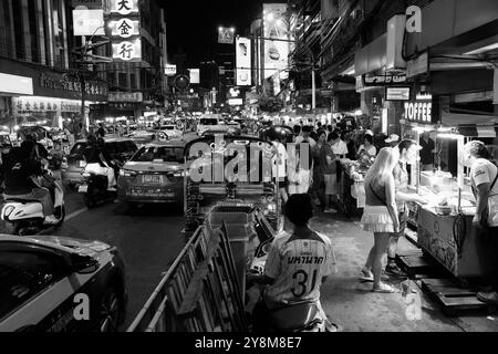 Vita di strada, vibrazioni e atmosfera alla Yaowarat Road di Bangkok Chinatown Tailandia Asia, in bianco e nero Foto Stock