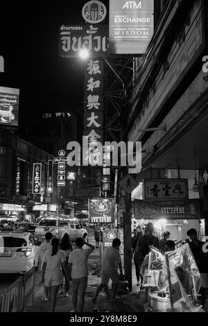 Vita di strada, vibrazioni e atmosfera alla Yaowarat Road di Bangkok Chinatown Tailandia Asia, in bianco e nero Foto Stock