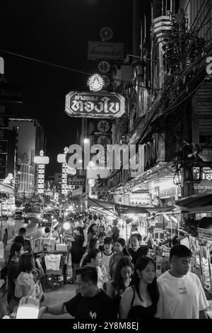 Vita di strada, vibrazioni e atmosfera alla Yaowarat Road di Bangkok Chinatown Tailandia Asia, in bianco e nero Foto Stock