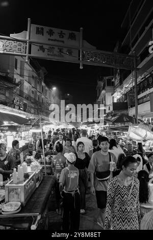 Vita di strada, vibrazioni e atmosfera alla Yaowarat Road di Bangkok Chinatown Tailandia Asia, in bianco e nero Foto Stock