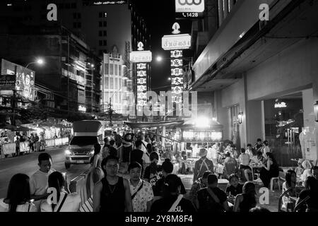 Vita di strada, vibrazioni e atmosfera alla Yaowarat Road di Bangkok Chinatown Tailandia Asia, in bianco e nero Foto Stock