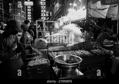 Vita di strada, vibrazioni e atmosfera alla Yaowarat Road di Bangkok Chinatown Tailandia Asia, in bianco e nero Foto Stock