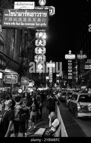 Vita di strada, vibrazioni e atmosfera alla Yaowarat Road di Bangkok Chinatown Tailandia Asia, in bianco e nero Foto Stock