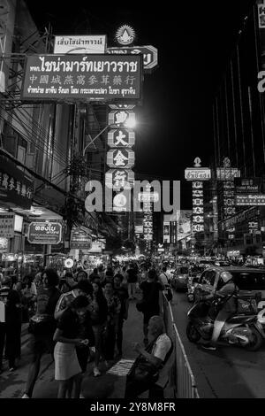 Vita di strada, vibrazioni e atmosfera alla Yaowarat Road di Bangkok Chinatown Tailandia Asia, in bianco e nero Foto Stock