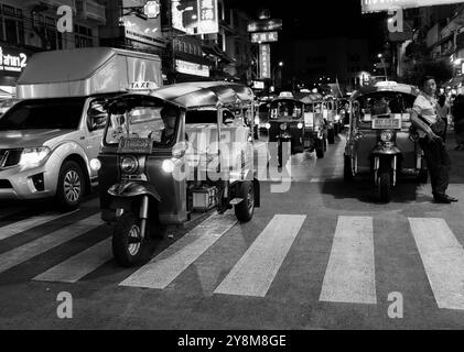 Vita di strada, vibrazioni e atmosfera alla Yaowarat Road di Bangkok Chinatown Tailandia Asia, in bianco e nero Foto Stock