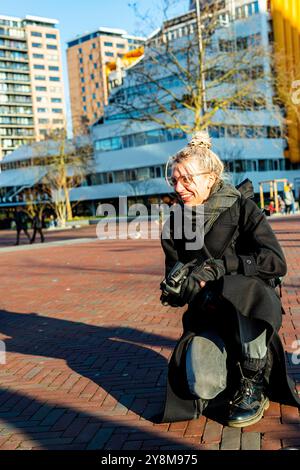 Ritratto estinzione ribelle fotografa donna Ritratto di membro della ribellione dell'estinzione XR che partecipa a una protesta contro il cambiamento climatico e l'incapacità dei governi di adottare misure correlate. Rotterdam, Paesi Bassi. Rotterdam Blaak Zuid-Holland Nederland Copyright: XGuidoxKoppesxPhotox Foto Stock