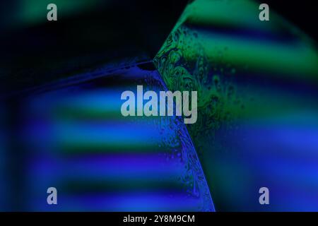 Riflesso verde e blu del liquido, bolle in macro, collegamento di bolle in macro Foto Stock