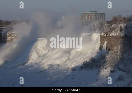 Inverno Cascate del Niagara congelate in presenza di neve e ghiaccio Foto Stock