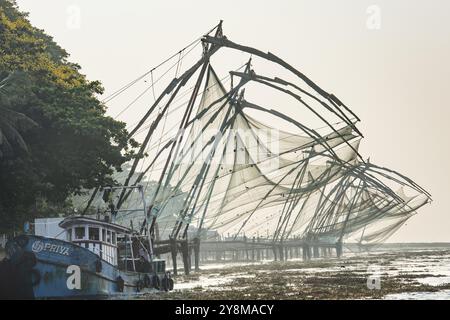 Peschereccio, reti da pesca cinesi, costa del Mar Arabico, Fort Cochin, Kochi, Kerala, India del Sud, India, Asia Foto Stock