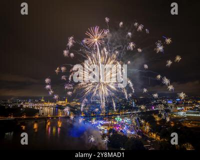 Fuochi d'artificio per il carnevale di fronte allo skyline della città vecchia di Dresda, fuochi d'artificio per il carnevale di Dresda, Dresda, Sassonia, Germania, Europa Foto Stock