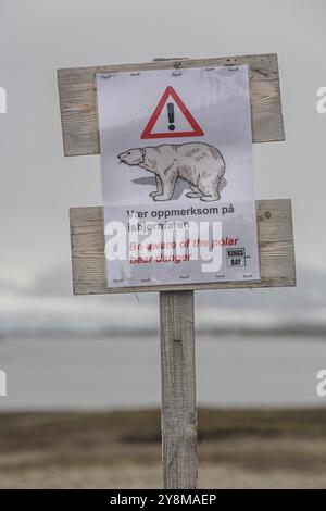 Cartello segnaletico, orsi polari, pericolo, NY-Alesund, Spitsbergen, Norvegia, Europa Foto Stock