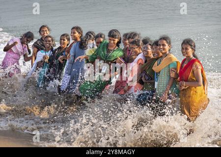 Gruppo di giovani donne che ridono in piedi sul surf, Adam's Bridge, Rameswaram Island, vicino a Rameshwaram o Ramesvaram, Tamil Nadu, India meridionale Foto Stock