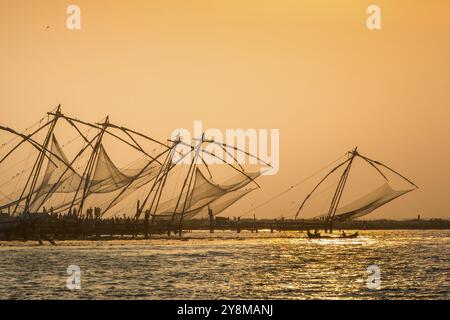 Reti da pesca cinesi, tramonto, costa del Mar Arabico, Fort Cochin, Kochi, Kerala, India del Sud, India, Asia Foto Stock