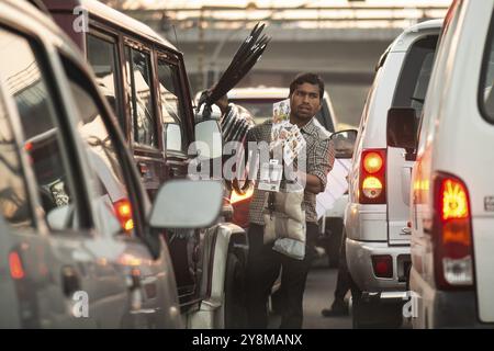 Venditore ambulante tra le auto in attesa, nuova Delhi o nuova Delhi, India, Asia Foto Stock