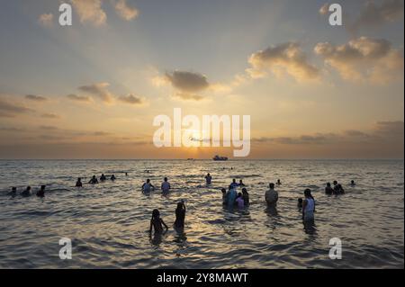 I pellegrini indù fanno un tuffo sacro nel mare all'alba a Ghat Agni Theertham, Rameswaram o Rameshwaram, Pamban Island, Tamil Nadu, India, Asia Foto Stock