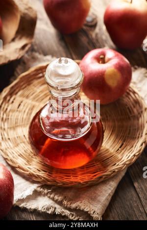 Aceto di sidro di mele in una caraffa di vetro Foto Stock