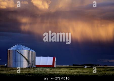 Prairie Storm Canada estate rurale maggiore struttura Saskatchewan Foto Stock