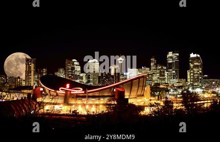 Calgary luna piena notte Skyline Alberta Canada Foto Stock