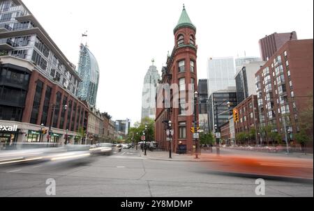 Flat Iron Building Toronto anteriore e Church Street Foto Stock