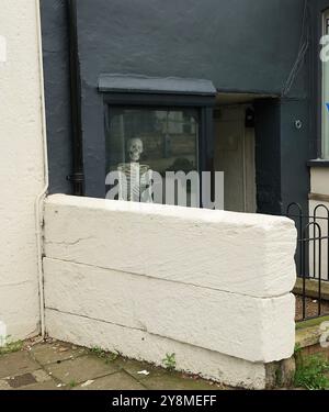 Scheletro in una vetrina che si prepara per Halloween 2024 Foto Stock