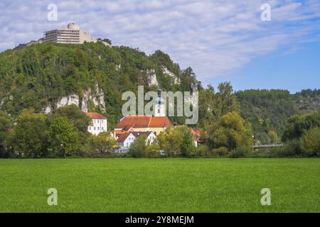 Il villaggio storico di Kallmuenz ha una rovina di castello sulla collina Foto Stock