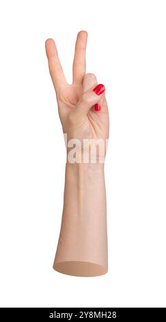 Mano della donna che mostra un segno di pace con due dita in alto, unghie rosse lucide, isolate su sfondo bianco. Simbolo di vittoria e forza, perfetto per B. Foto Stock