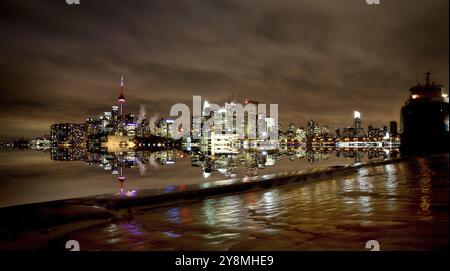 Toronto Polson Pier inverno tempesta di ghiaccio skyline city Foto Stock