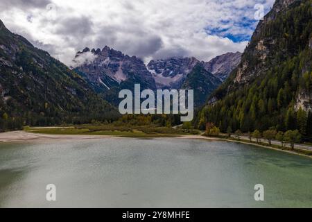 Lago di Landro, lago nelle Dolomiti in Alto Adige, Italia. Autunno del tranquillo lago alpino Durrensee o Lago di Landro. Montagne sopra il lago di Lago di Foto Stock