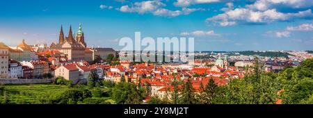 Vista di Praga con castello storico e tetti vivaci in una giornata di sole d'estate. Vista aerea di Praga, Ponte Carlo sul fiume Moldava a Pra Foto Stock