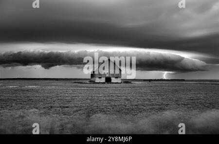 Prairie Storm Canada estate rurale maggiore struttura Saskatchewan Foto Stock