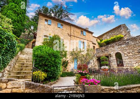 Affascinante strada nel pittoresco villaggio di Menerbes con edifici colorati e fiori vivaci. Villaggio di Menerbes (il più bel villaggio in Francia) nel Foto Stock